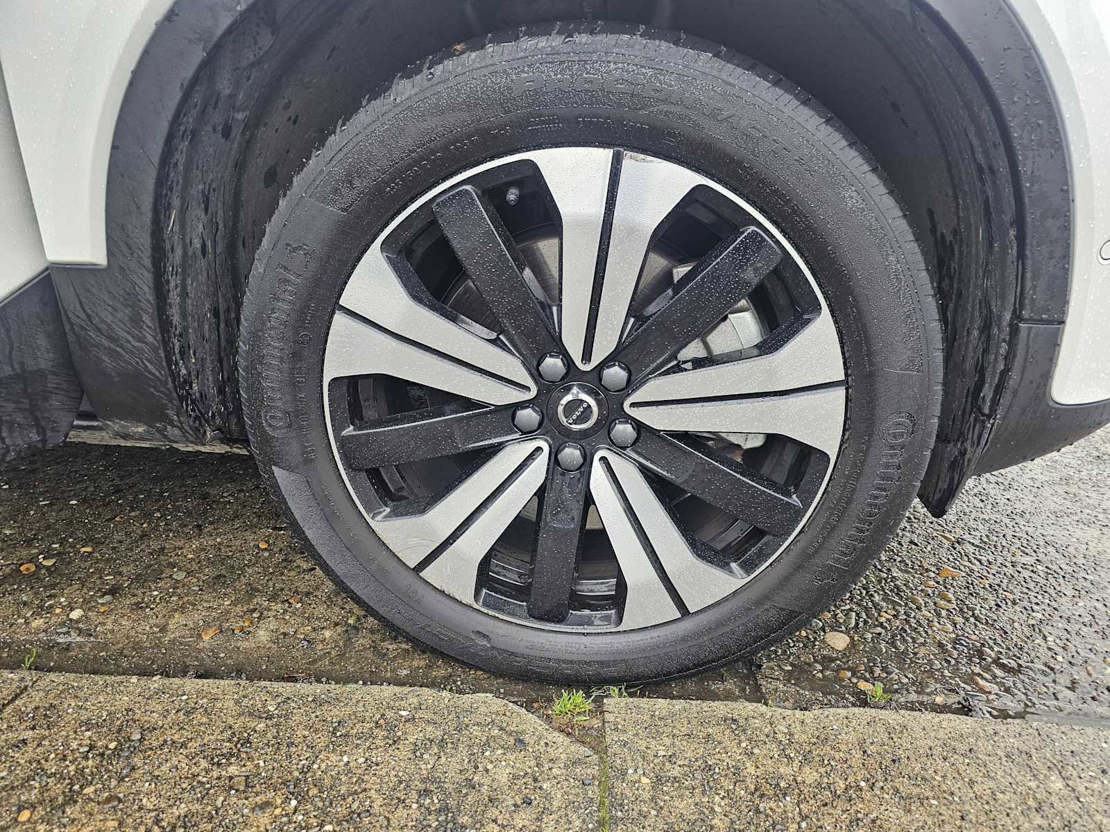 Certified 2023 Volvo XC40 Recharge Plus image 9