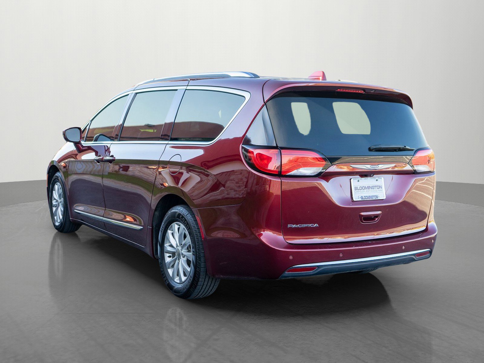 Used 2018 Chrysler Pacifica Touring-L FWD image 5