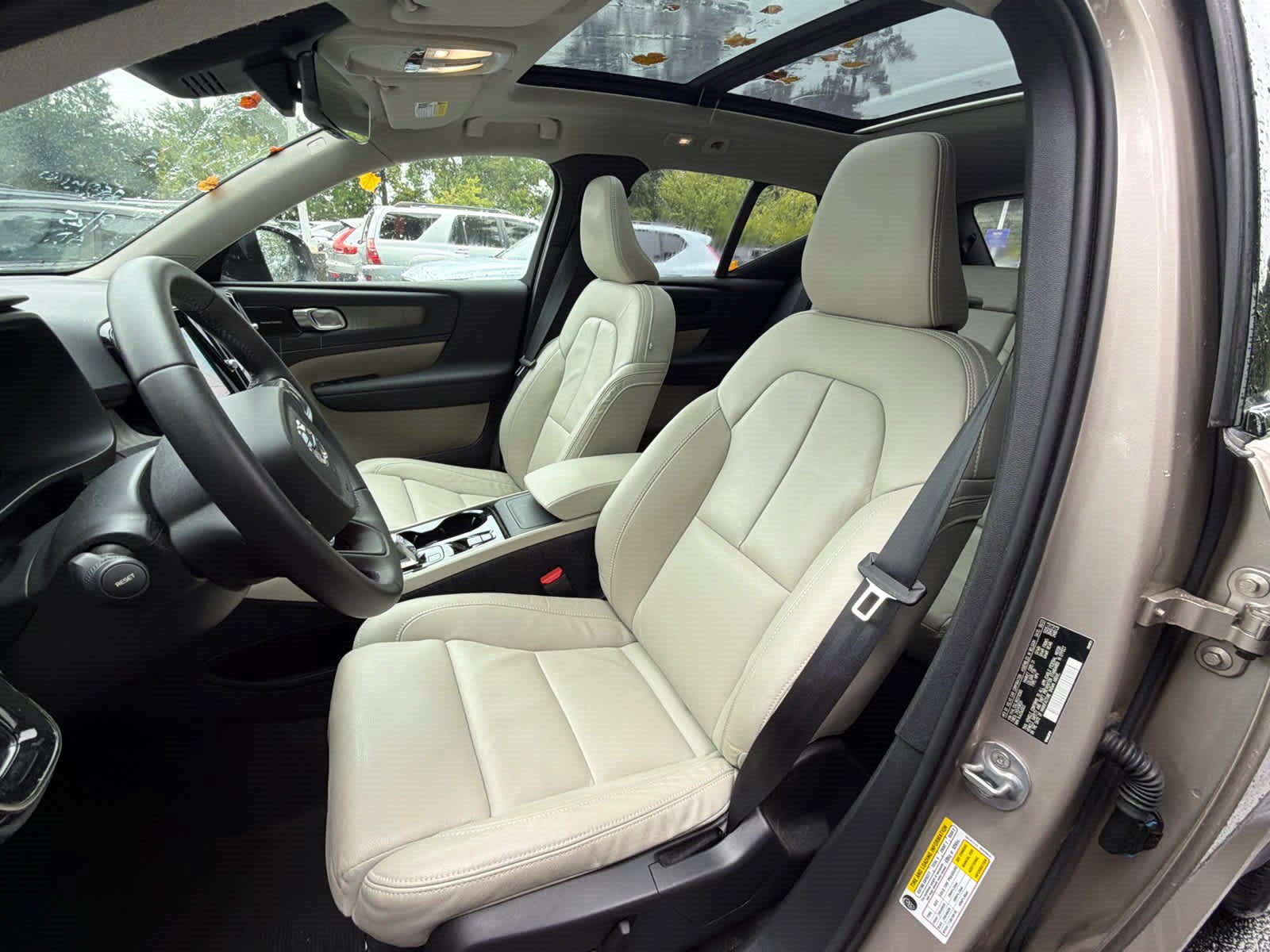Certified 2024 Volvo XC40 B5 Plus w/ Climate Package AWD/4WD image 26