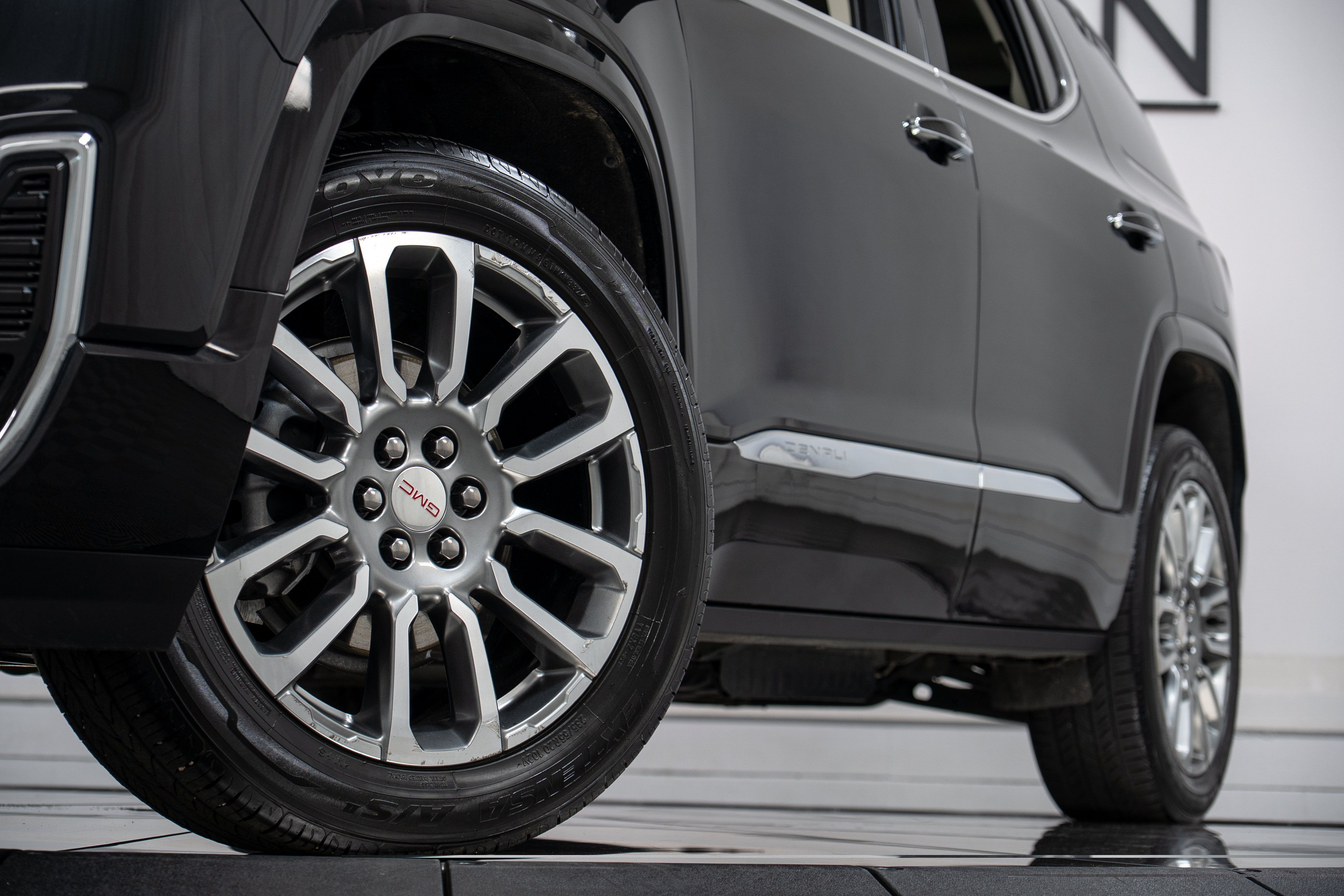Used 2023 GMC Acadia Denali w/ Denali Ultimate Package FWD image 28
