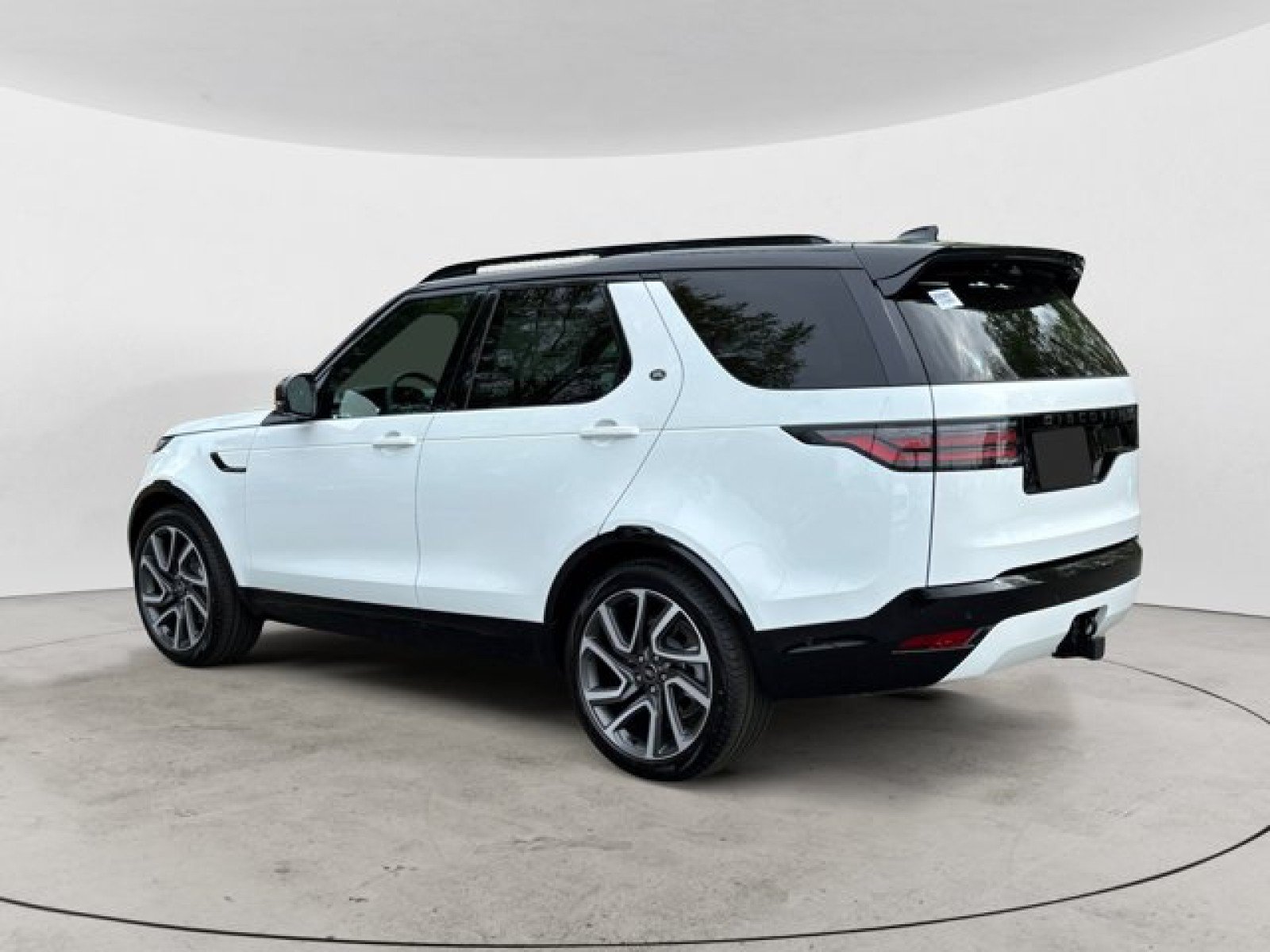 Used 2025 Land Rover Discovery Dynamic SE AWD/4WD image 6