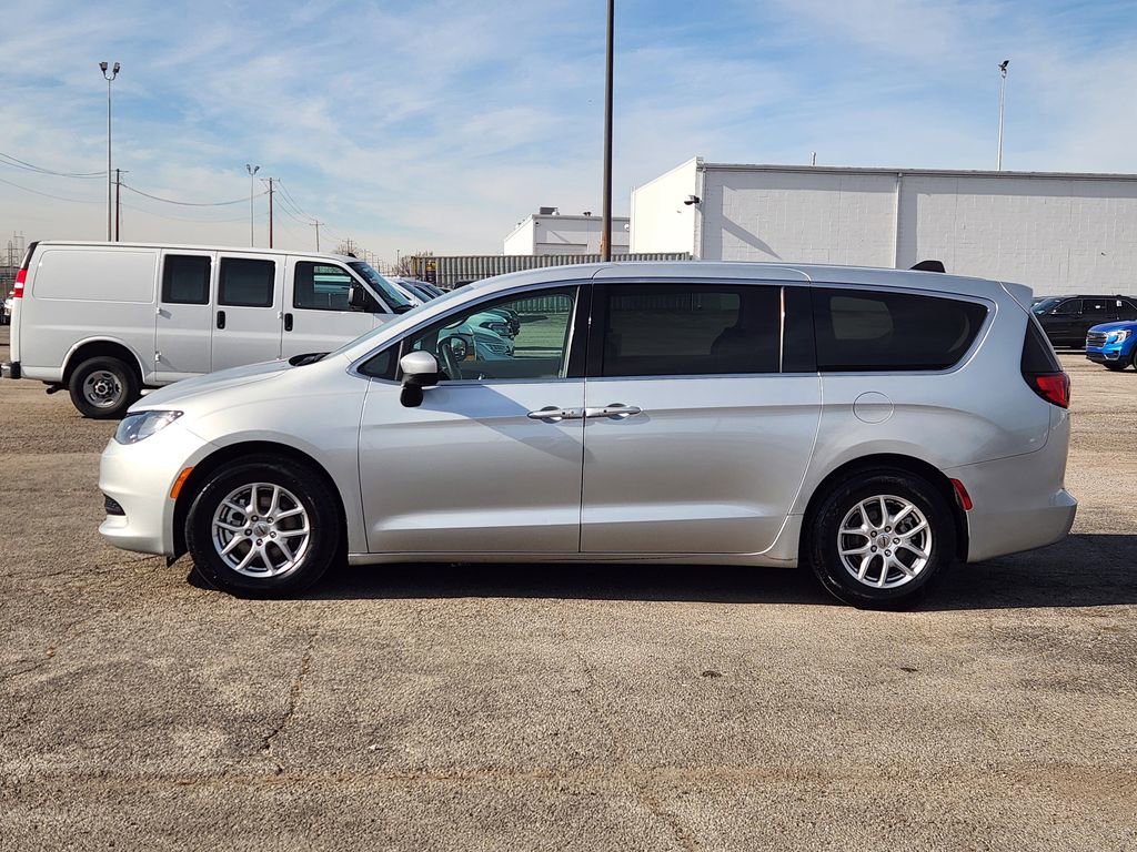 Used 2023 Chrysler Voyager LX image 4