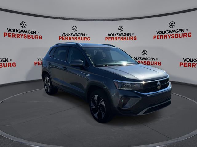 Used 2024 Volkswagen Taos SE w/ Panoramic Sunroof Package AWD/4WD image 2