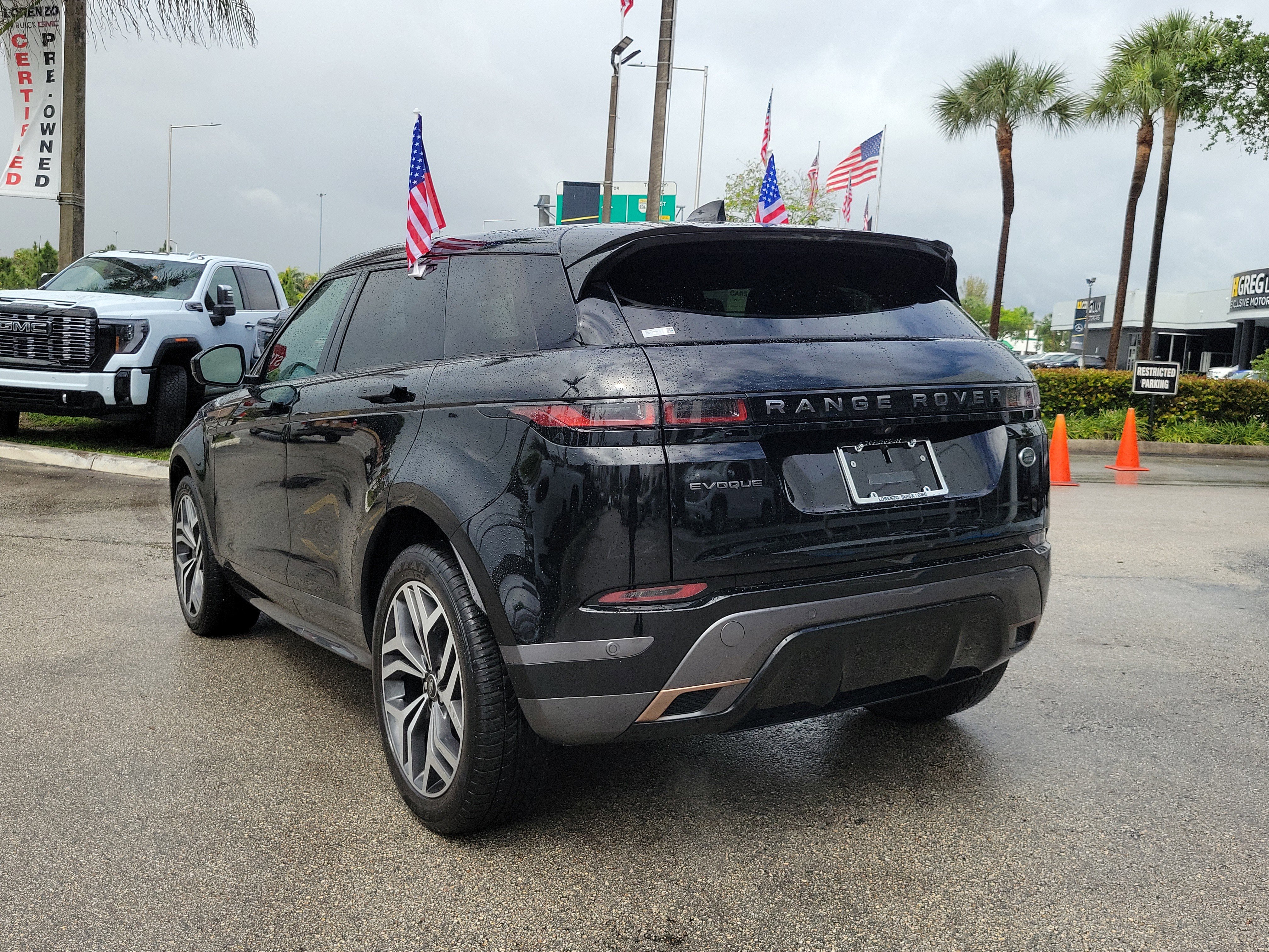 Used 2023 Land Rover Range Rover Evoque R-Dynamic SE image 7