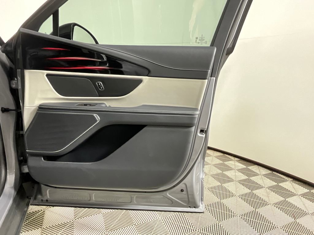 Used 2025 Lincoln Nautilus Premier AWD/4WD image 21