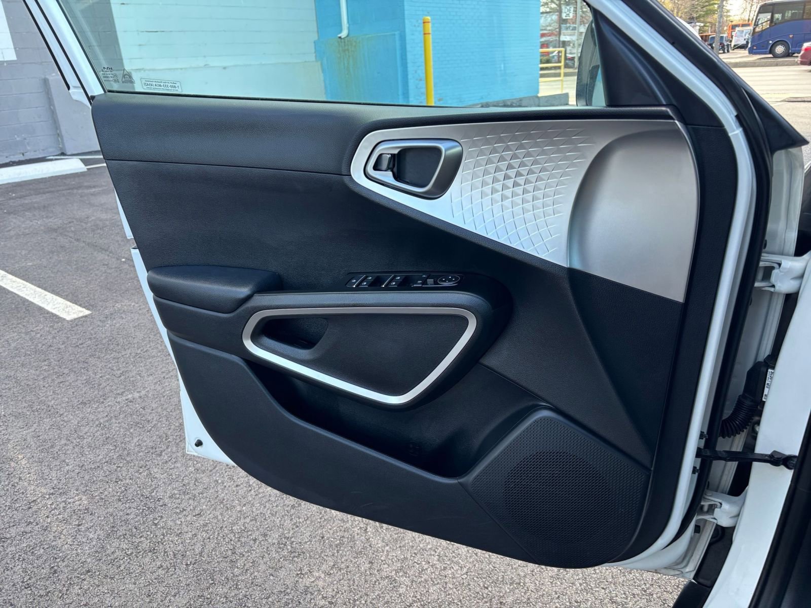 Used 2025 Kia Soul LX w/ LX Technology Package FWD image 18