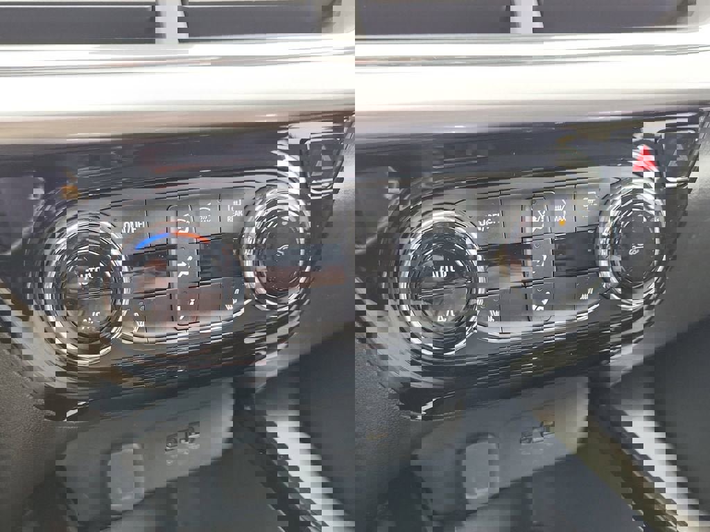 Used 2025 Chevrolet Trax LT w/ LT Convenience Package image 26