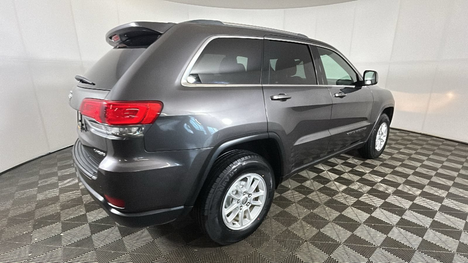 Used 2019 Jeep Grand Cherokee Laredo AWD/4WD image 3