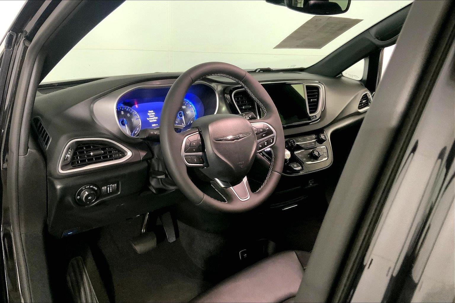 Used 2026 Chrysler Pacifica Select FWD image 14