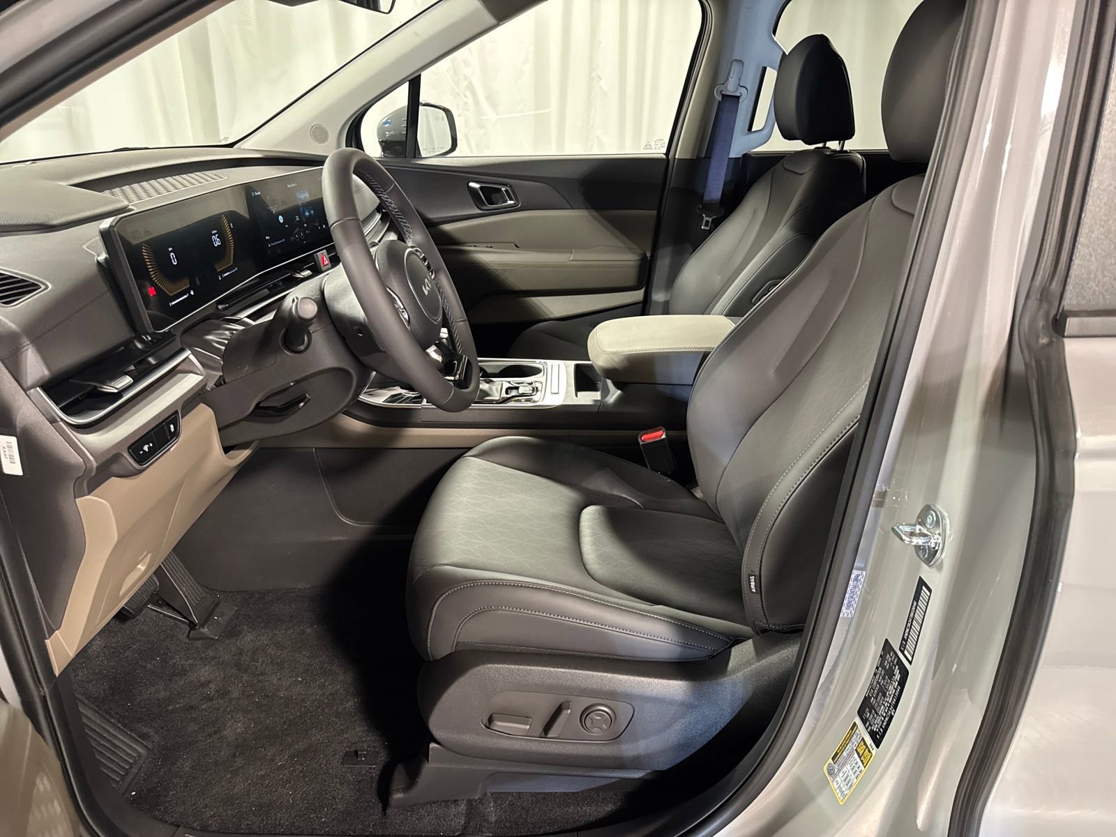 New 2026 Kia Carnival EX FWD image 3