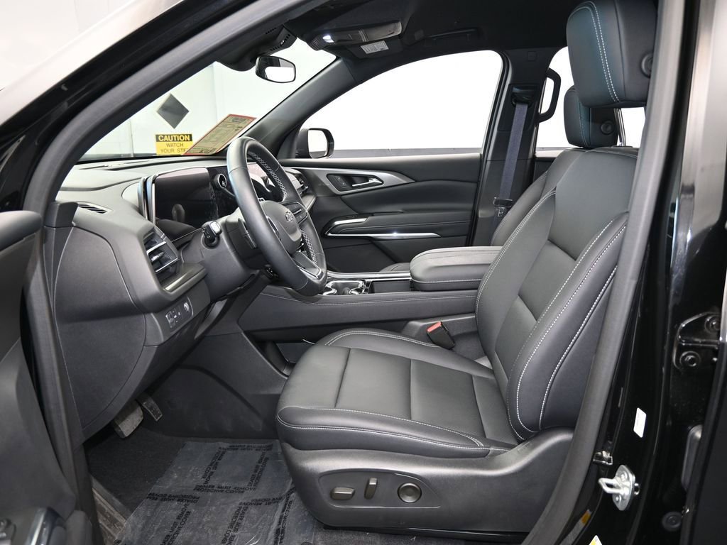 Used 2025 Chevrolet Traverse LT w/ Midnight/Sport Edition image 11