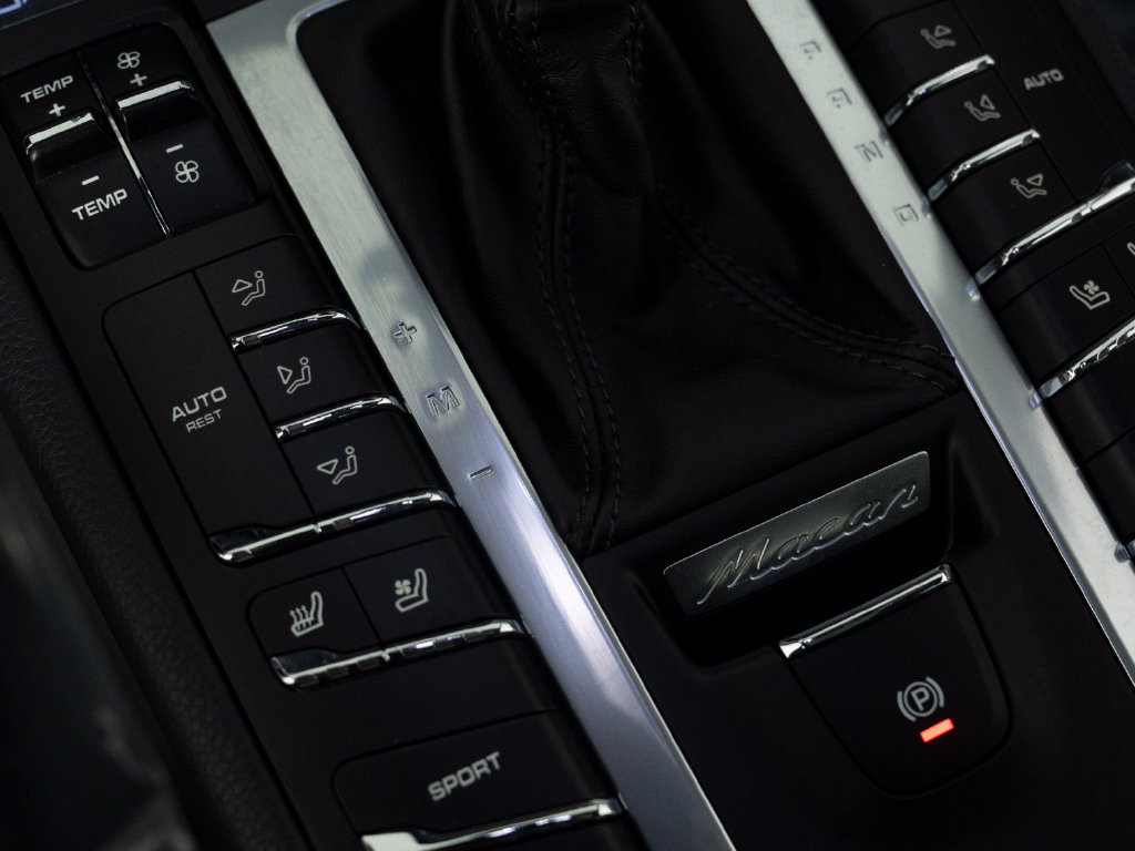 Certified 2021 Porsche Macan Turbo AWD/4WD image 32