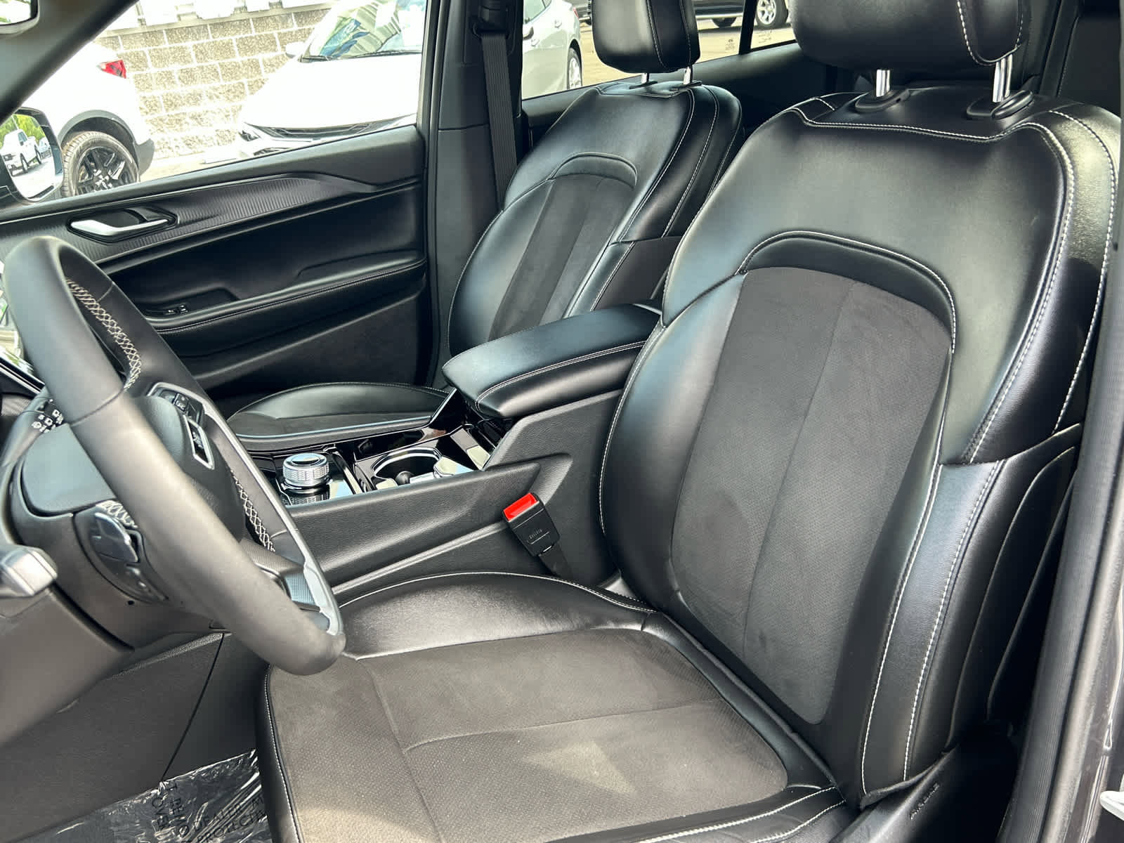 Used 2023 Jeep Grand Cherokee Altitude image 12