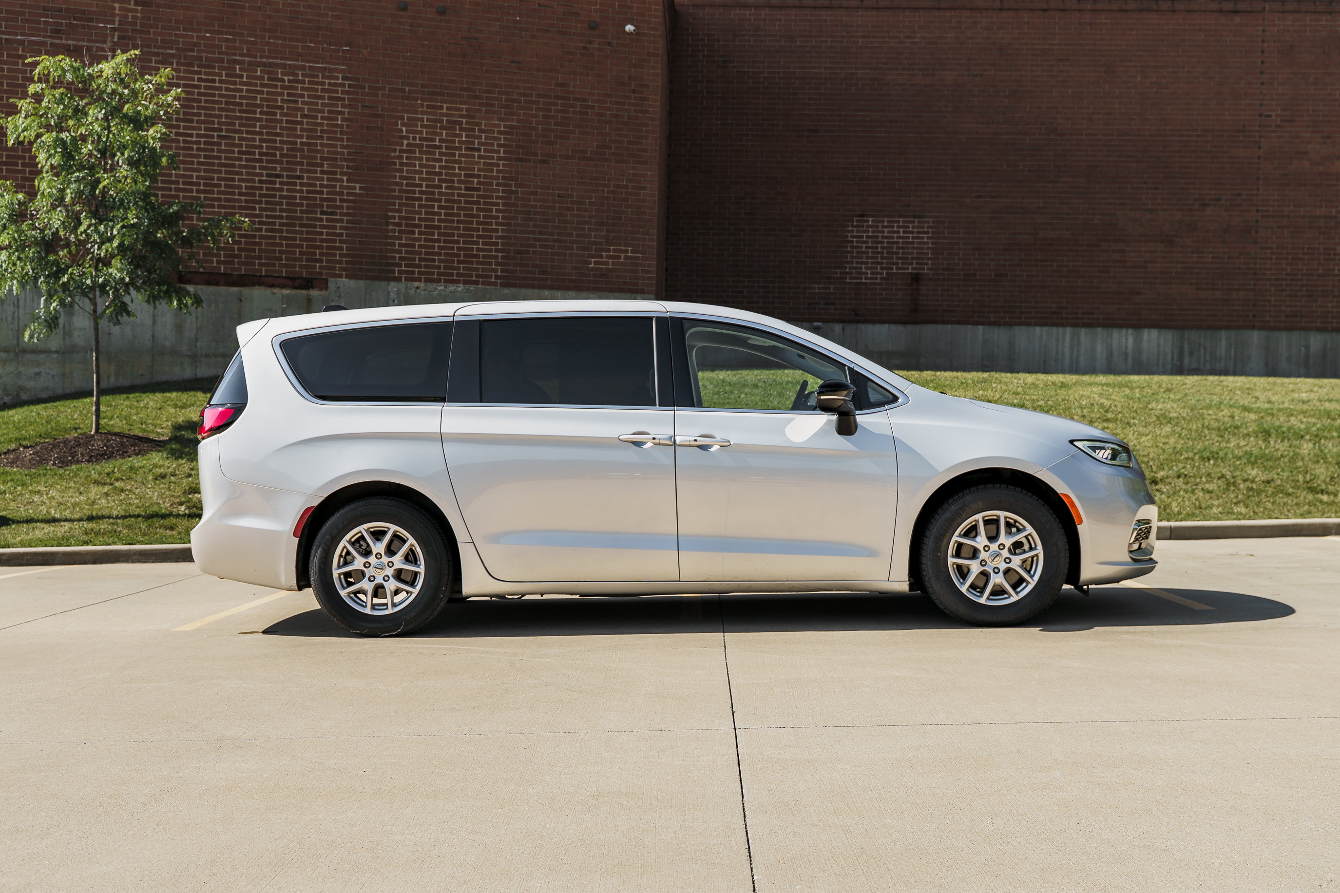 Used 2024 Chrysler Pacifica Touring-L FWD image 3