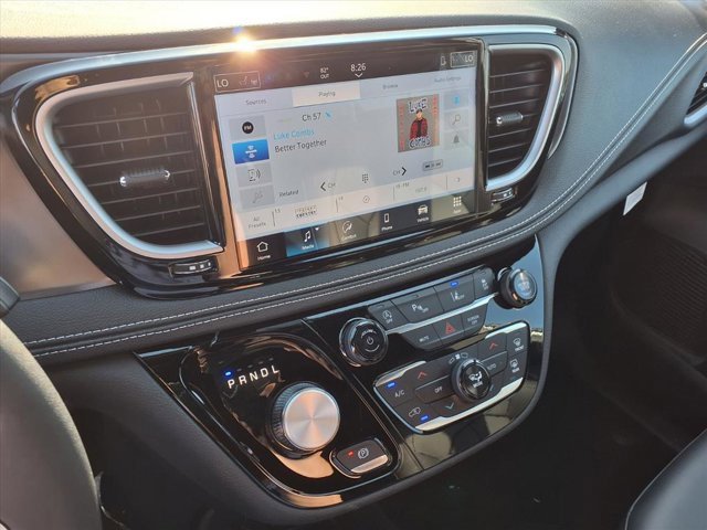 New 2026 Chrysler Pacifica Select image 4