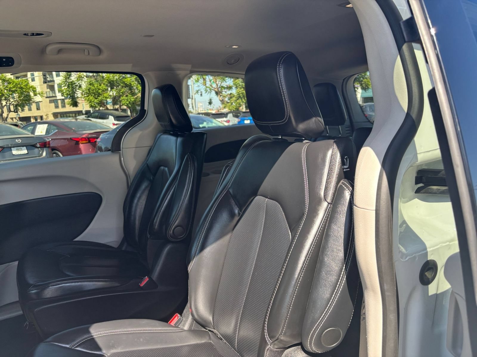 Used 2023 Chrysler Pacifica Touring-L FWD image 27