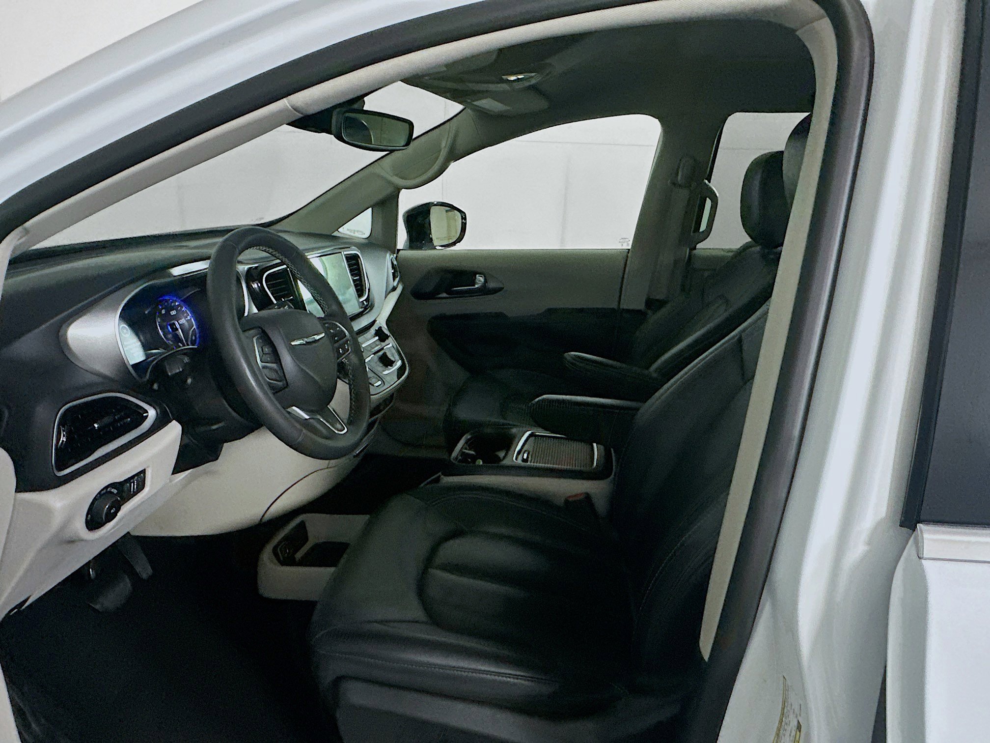 Used 2024 Chrysler Pacifica Touring-L image 13