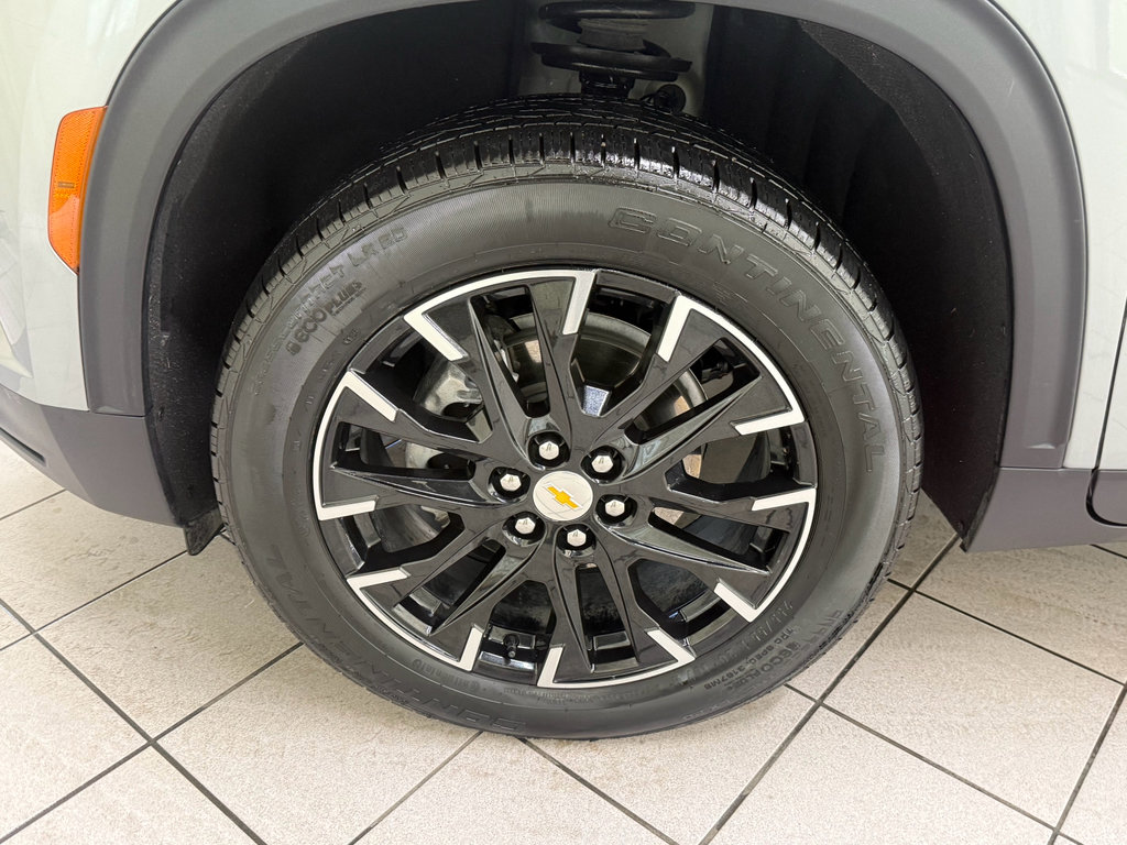Certified 2025 Chevrolet Traverse LT w/ Sun and Wheel Package image 12