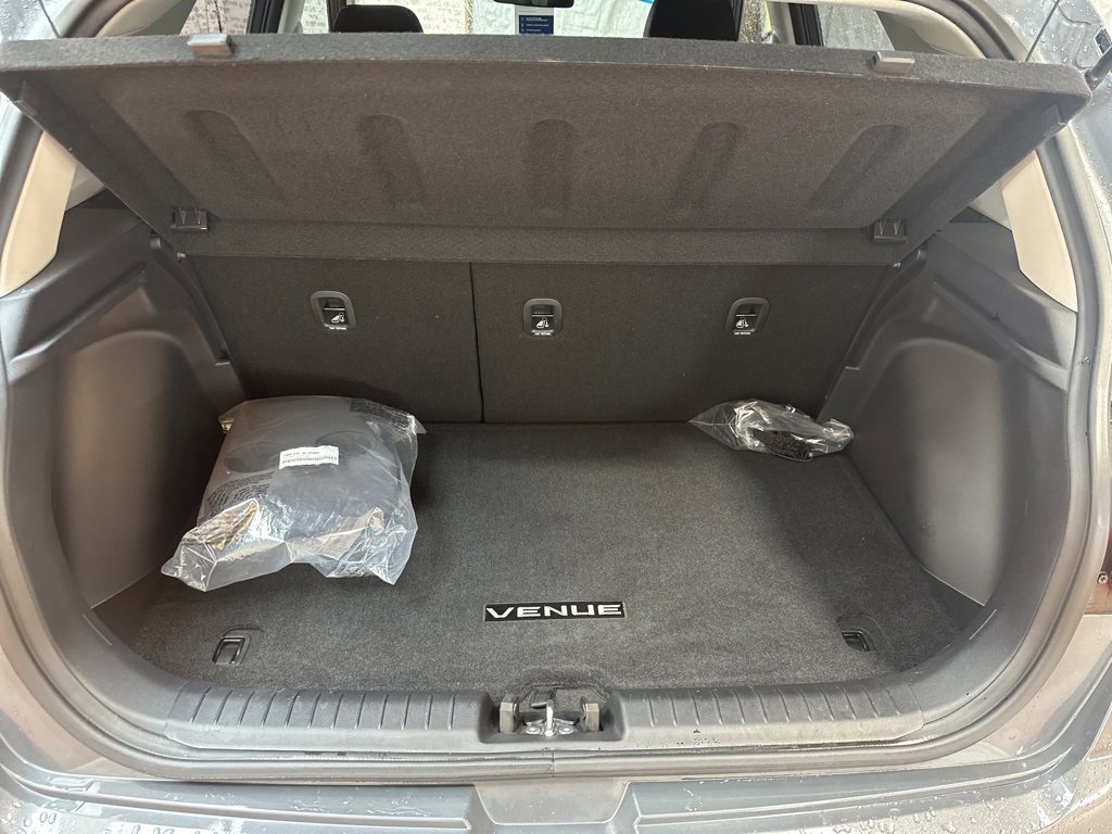 Certified 2025 Hyundai Venue SEL image 13
