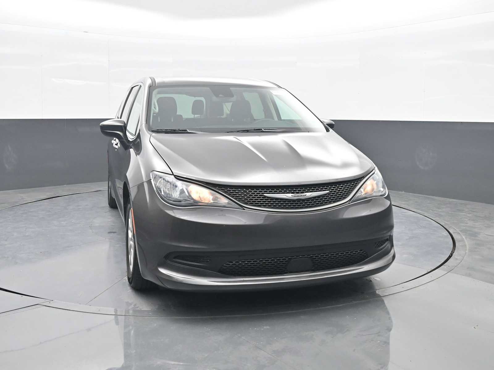 Used 2023 Chrysler Voyager LX FWD image 2