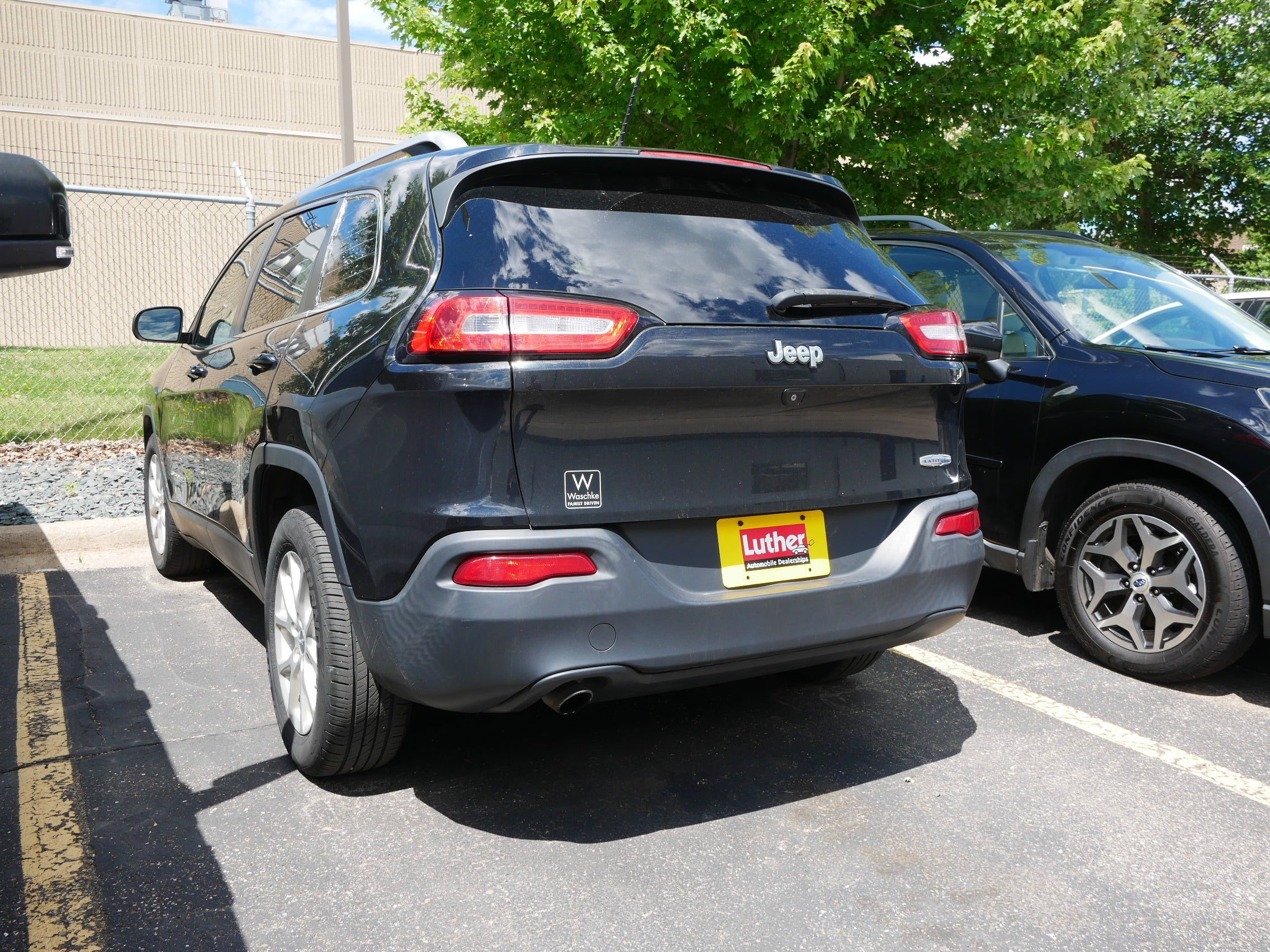 Used 2015 Jeep Cherokee Latitude w/ Cold Weather Group FWD image 3