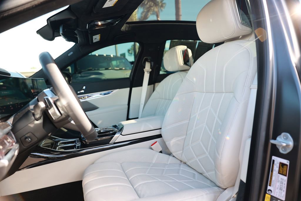 Used 2025 BMW i7 xDrive60 w/ Executive Package image 18