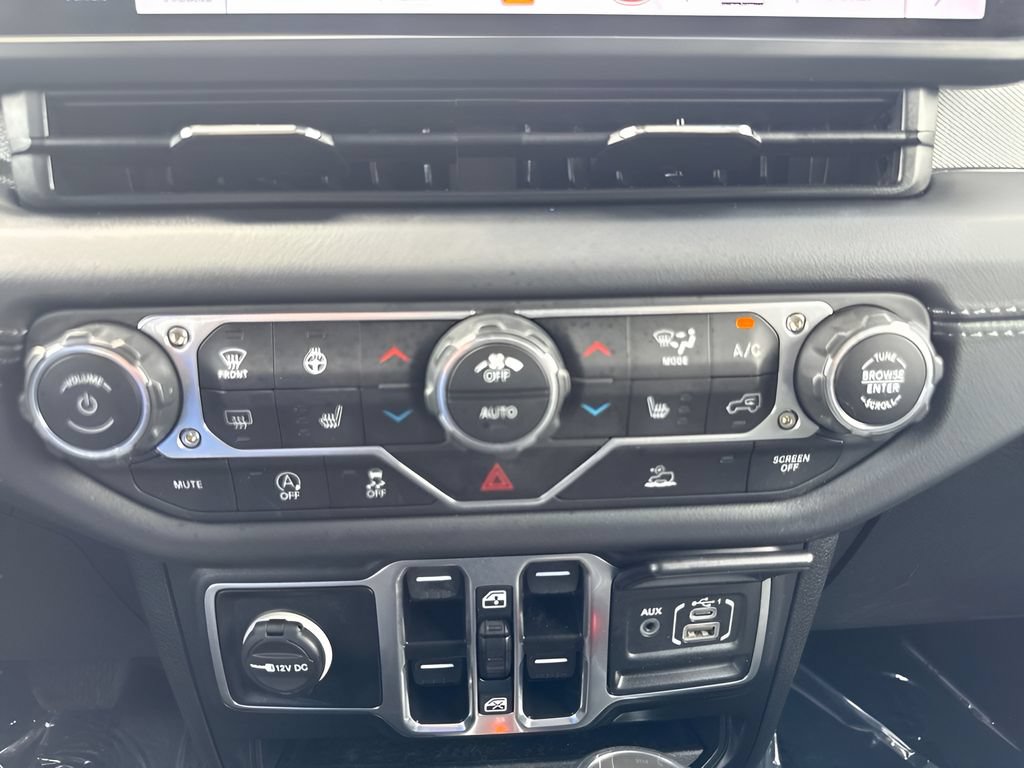 Used 2025 Jeep Wrangler Unlimited Sahara AWD/4WD image 17