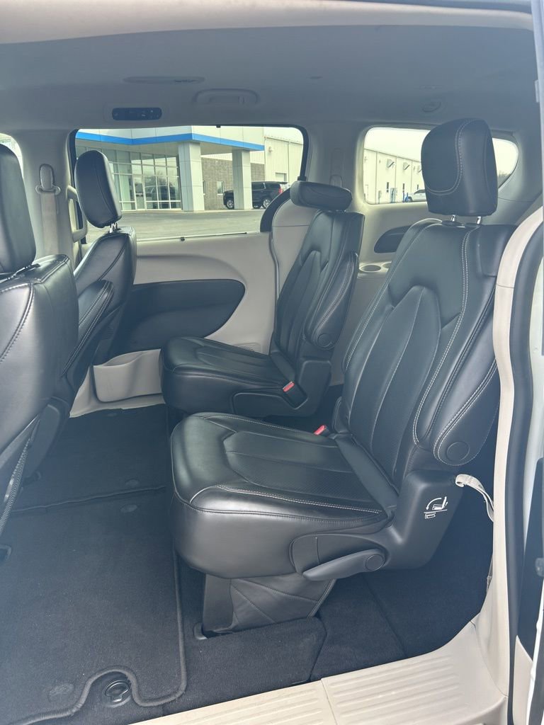 Used 2023 Chrysler Pacifica Touring-L image 50