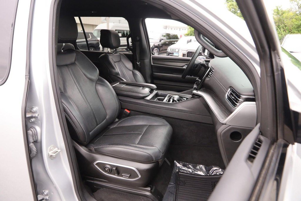 Used 2023 Jeep Wagoneer L Series II AWD/4WD image 32