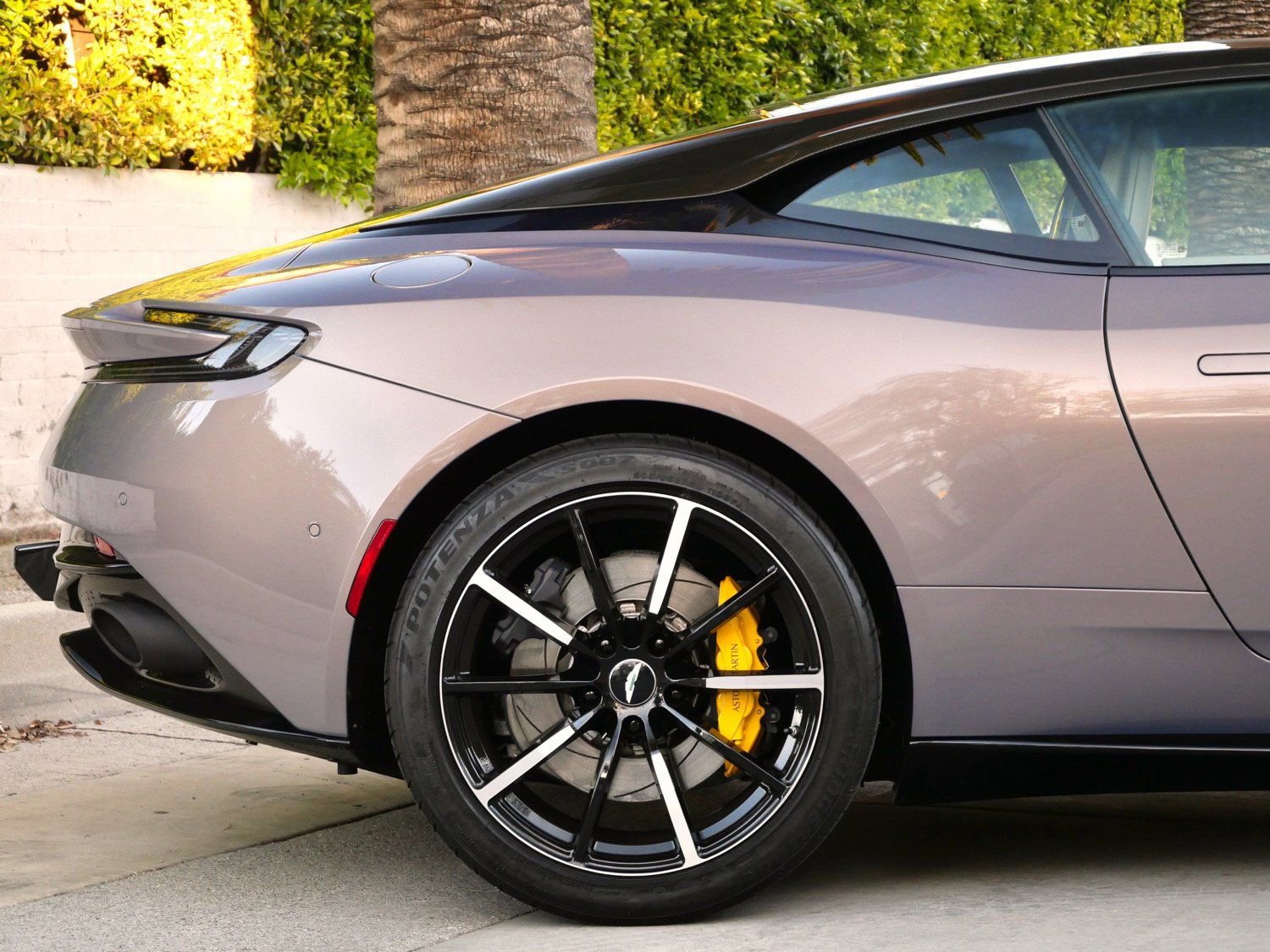 Used 2023 Aston Martin DB11 Coupe image 19