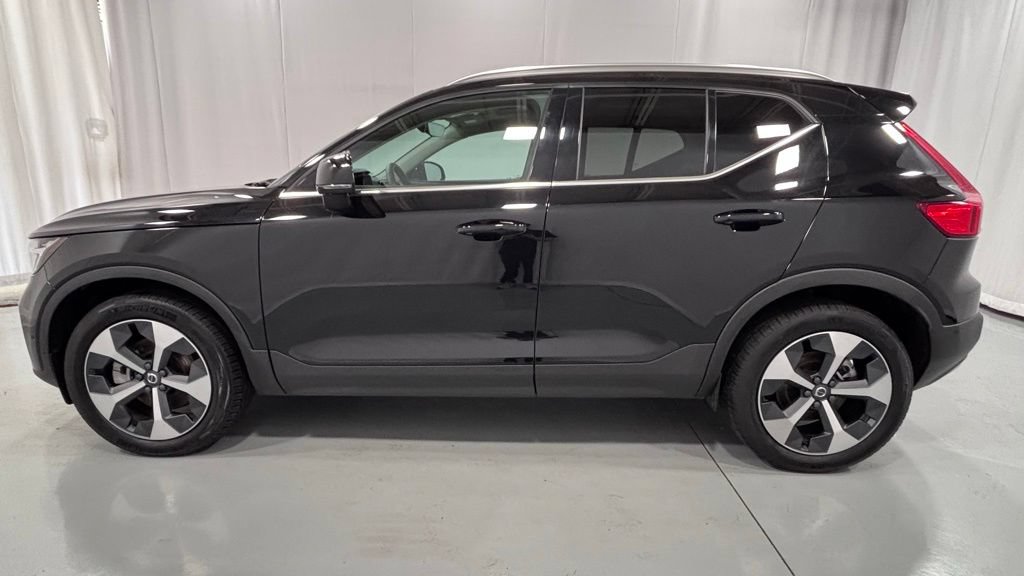 Certified 2025 Volvo XC40 B5 Plus AWD/4WD image 9