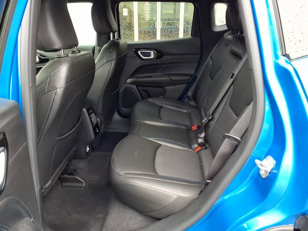 Used 2025 Jeep Compass Latitude w/ Convenience Group AWD/4WD image 12