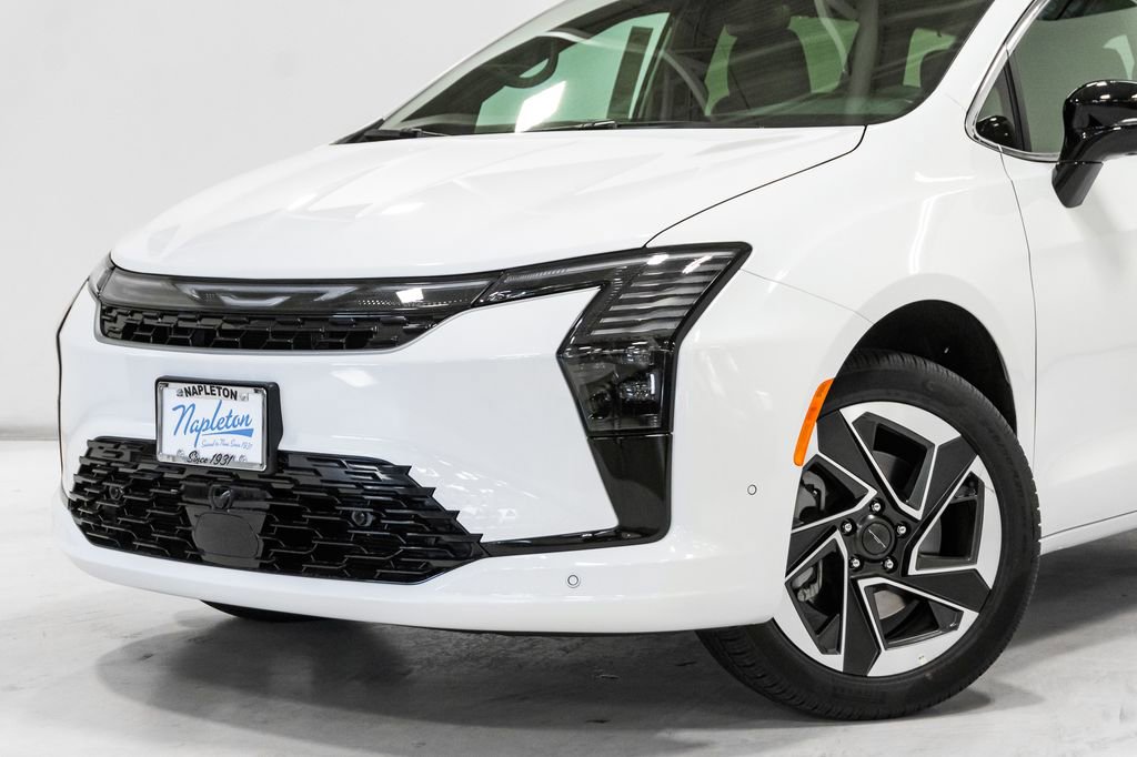 New 2027 Chrysler Pacifica Limited AWD/4WD image 2