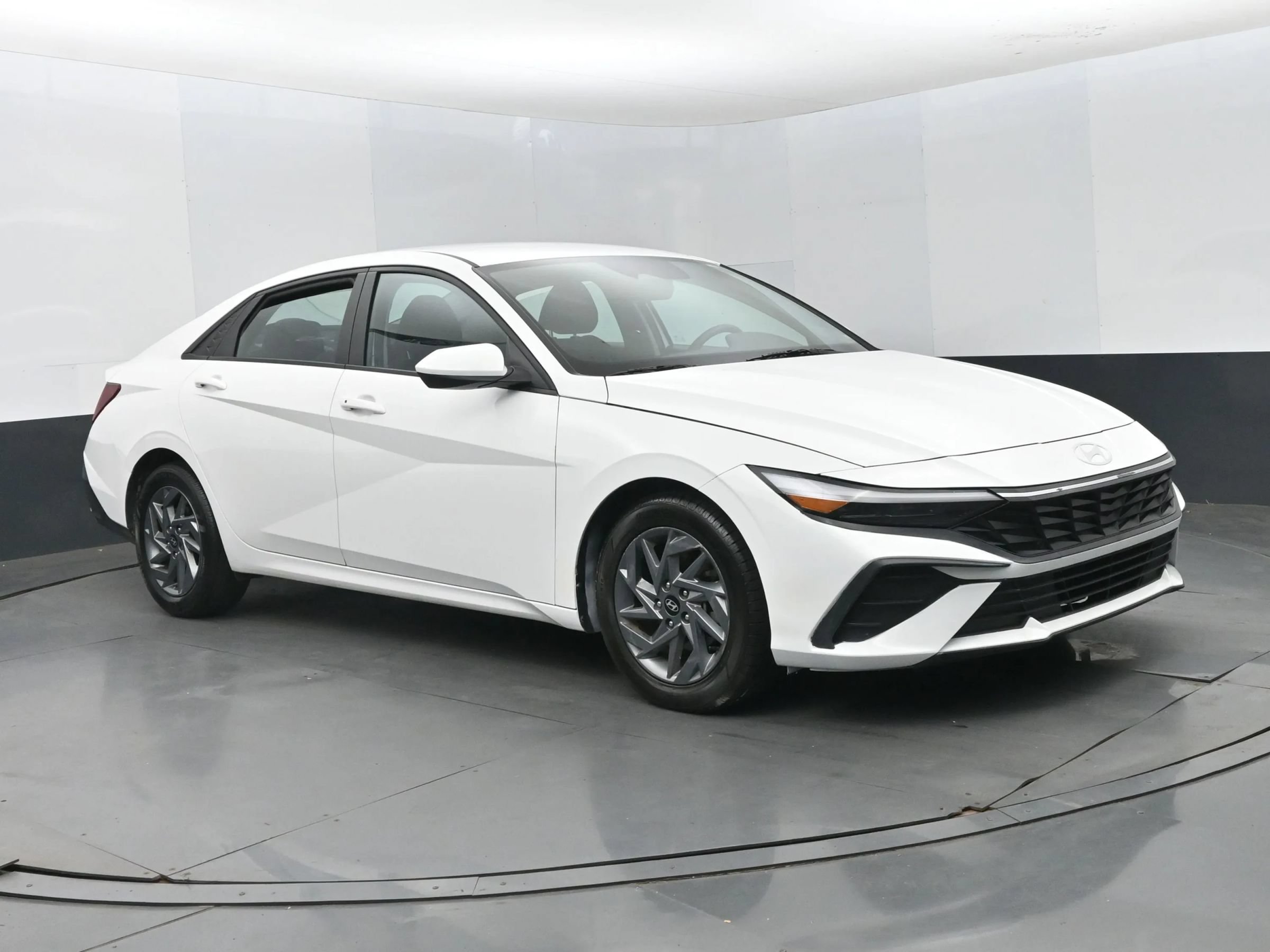 Used 2024 Hyundai Elantra SEL FWD image 2