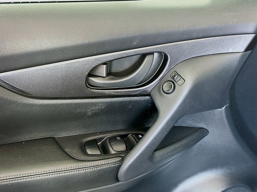 Used 2020 Nissan Rogue S image 17