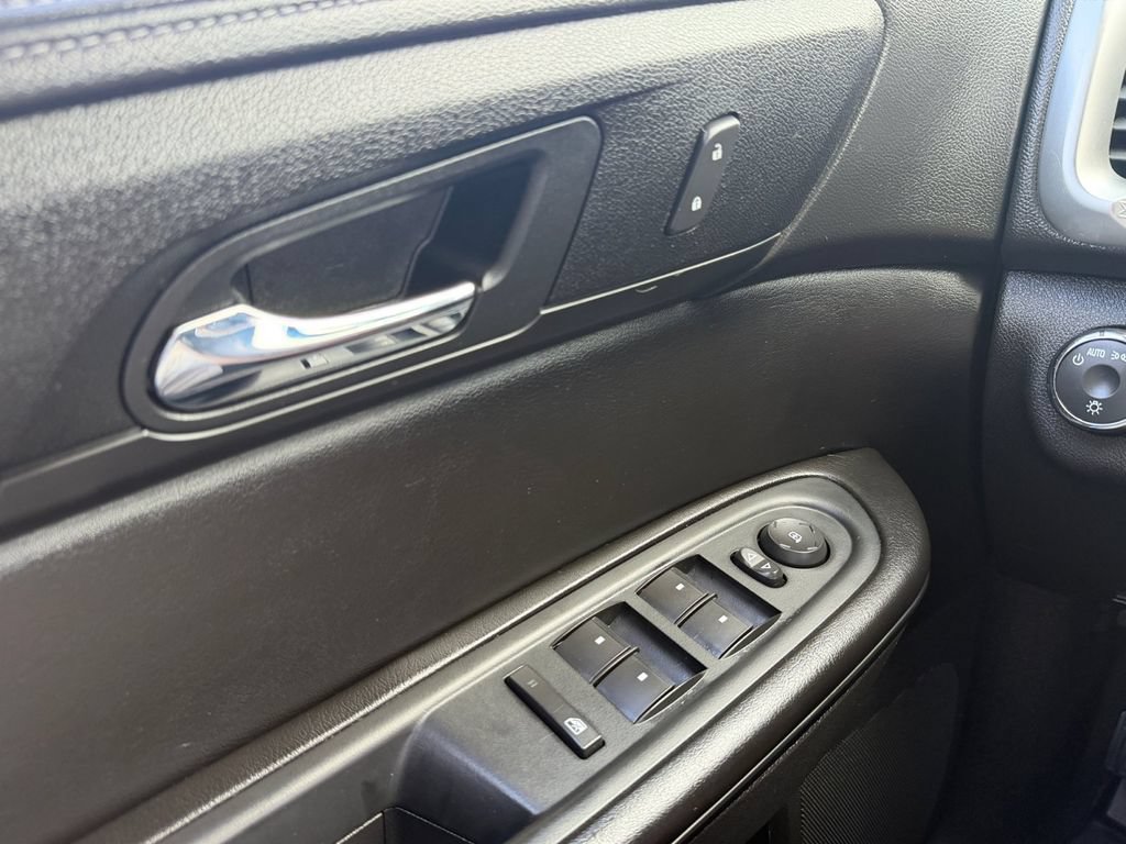 Used 2015 GMC Acadia SLE FWD image 25