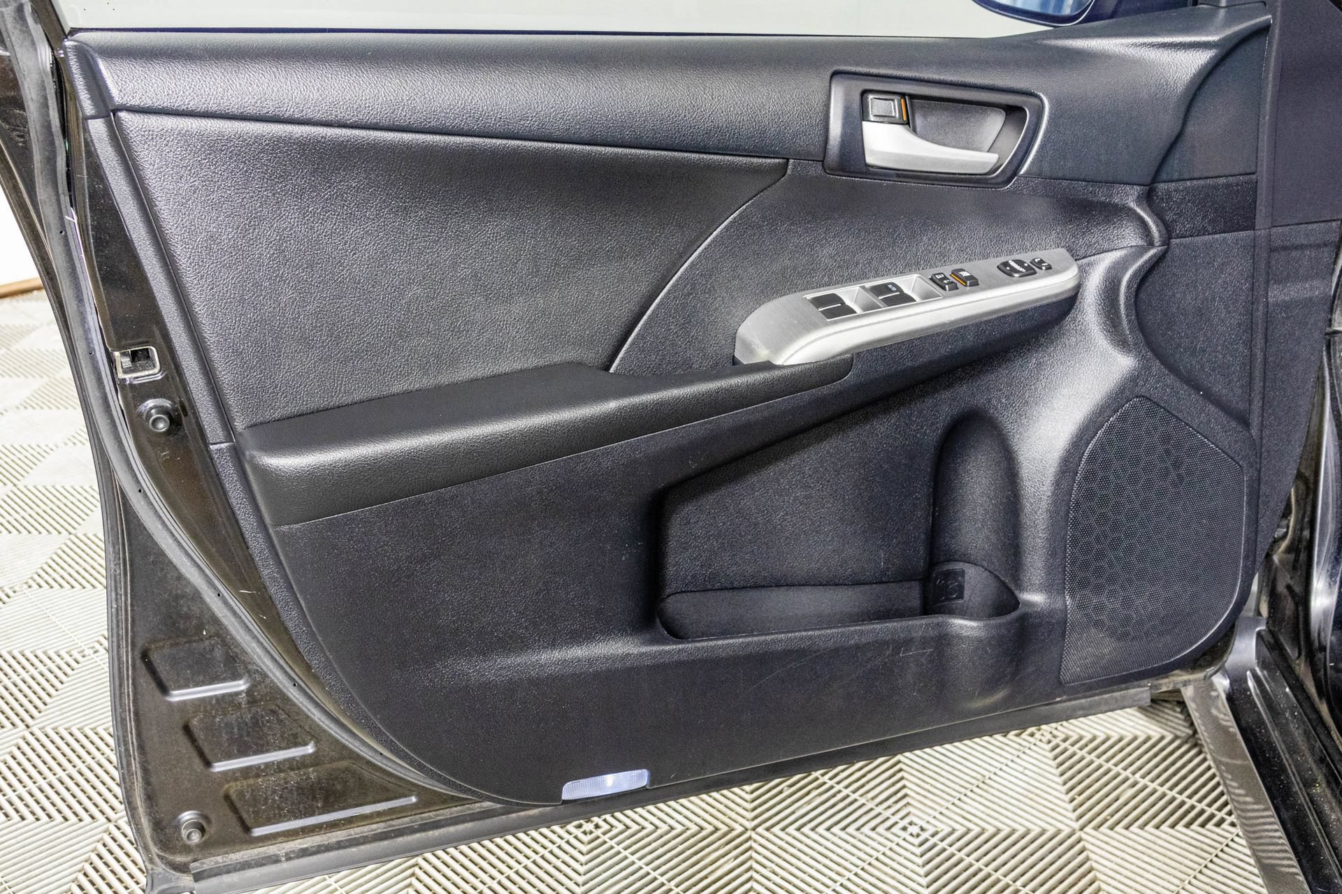 Used 2012 Toyota Camry SE w/ Leather Pkg FWD image 38