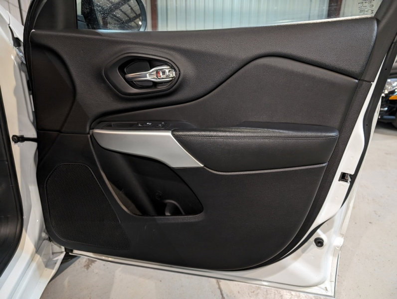 Used 2017 Jeep Cherokee Overland w/ Technology Group image 32