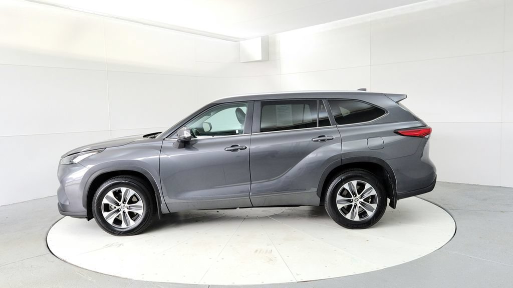 Used 2023 Toyota Highlander XLE AWD/4WD image 3