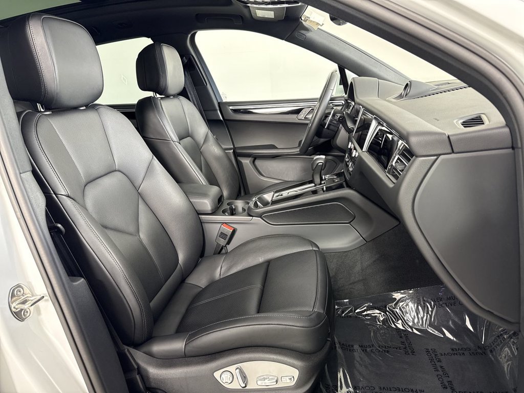 Certified 2025 Porsche Macan AWD/4WD image 24