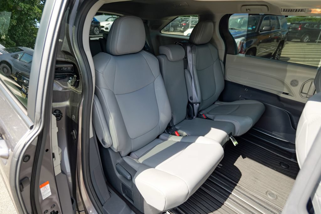 Used 2024 Toyota Sienna XLE w/ XLE Plus Package FWD image 30
