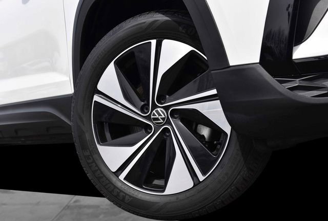 Certified 2023 Volkswagen Taos SE image 3