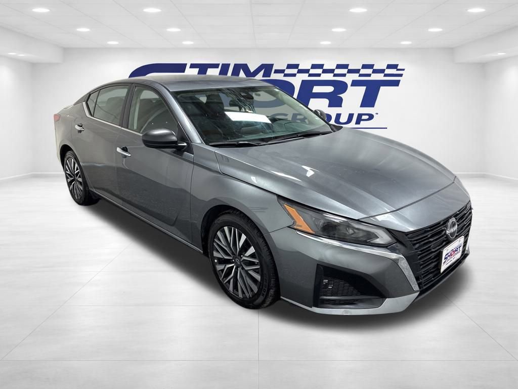Used 2024 Nissan Altima 2.5 SV image 3