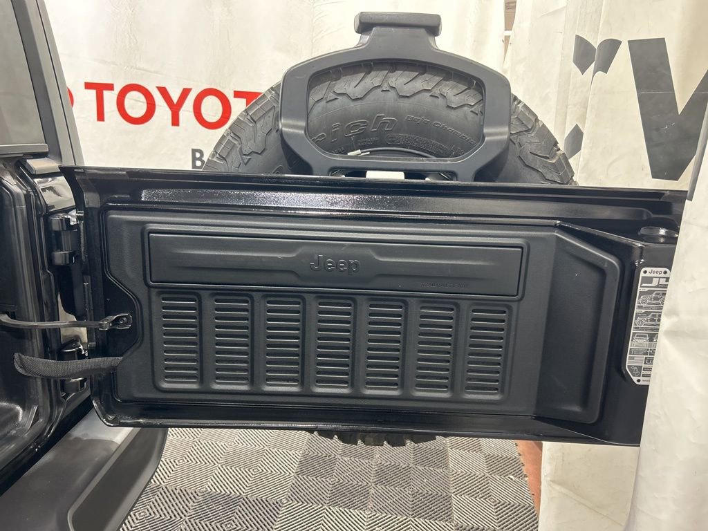 Used 2023 Jeep Wrangler Unlimited Rubicon w/ Cold Weather Group image 17