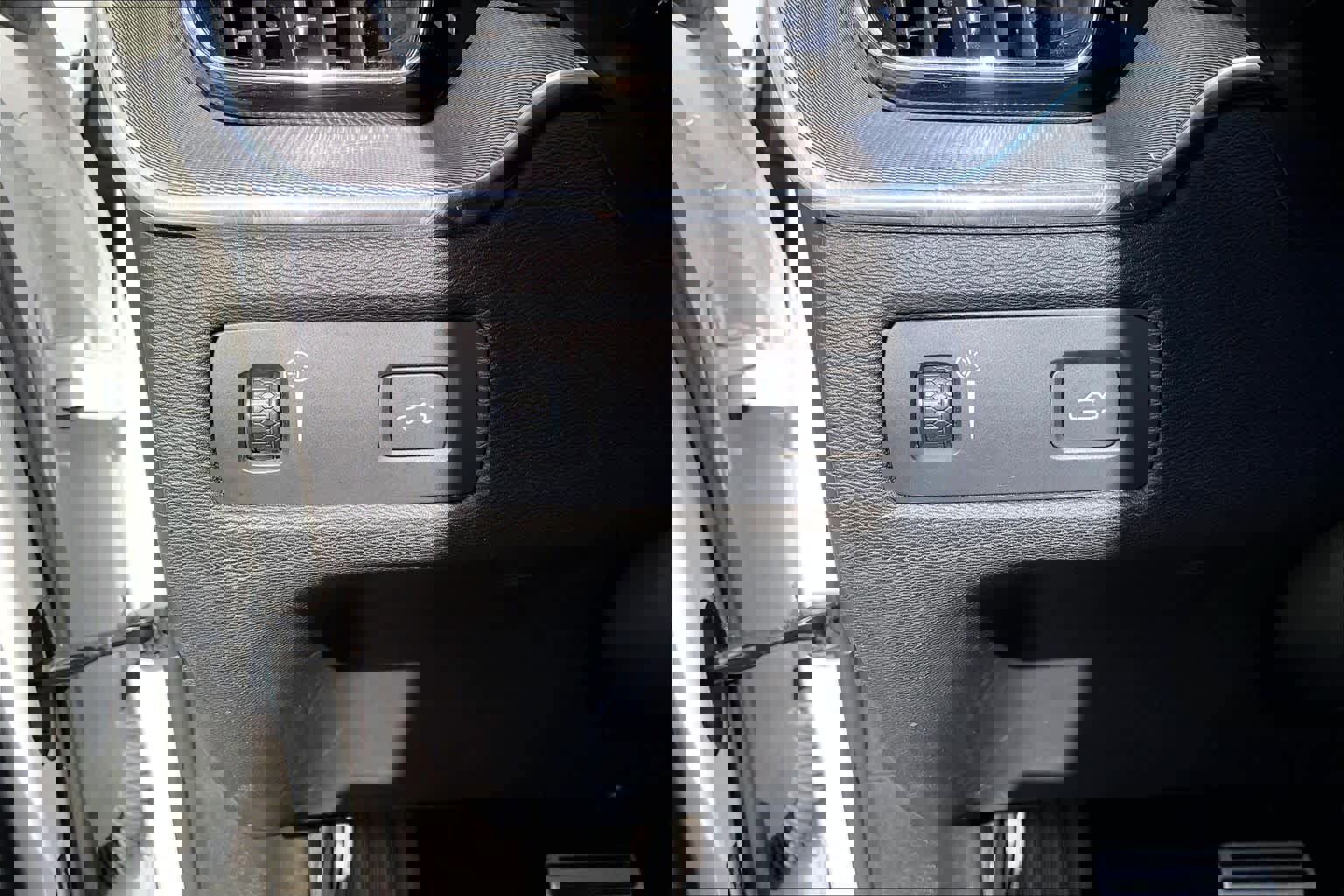 Used 2018 Volvo XC60 T5 R-Design w/ Convenience Package image 33