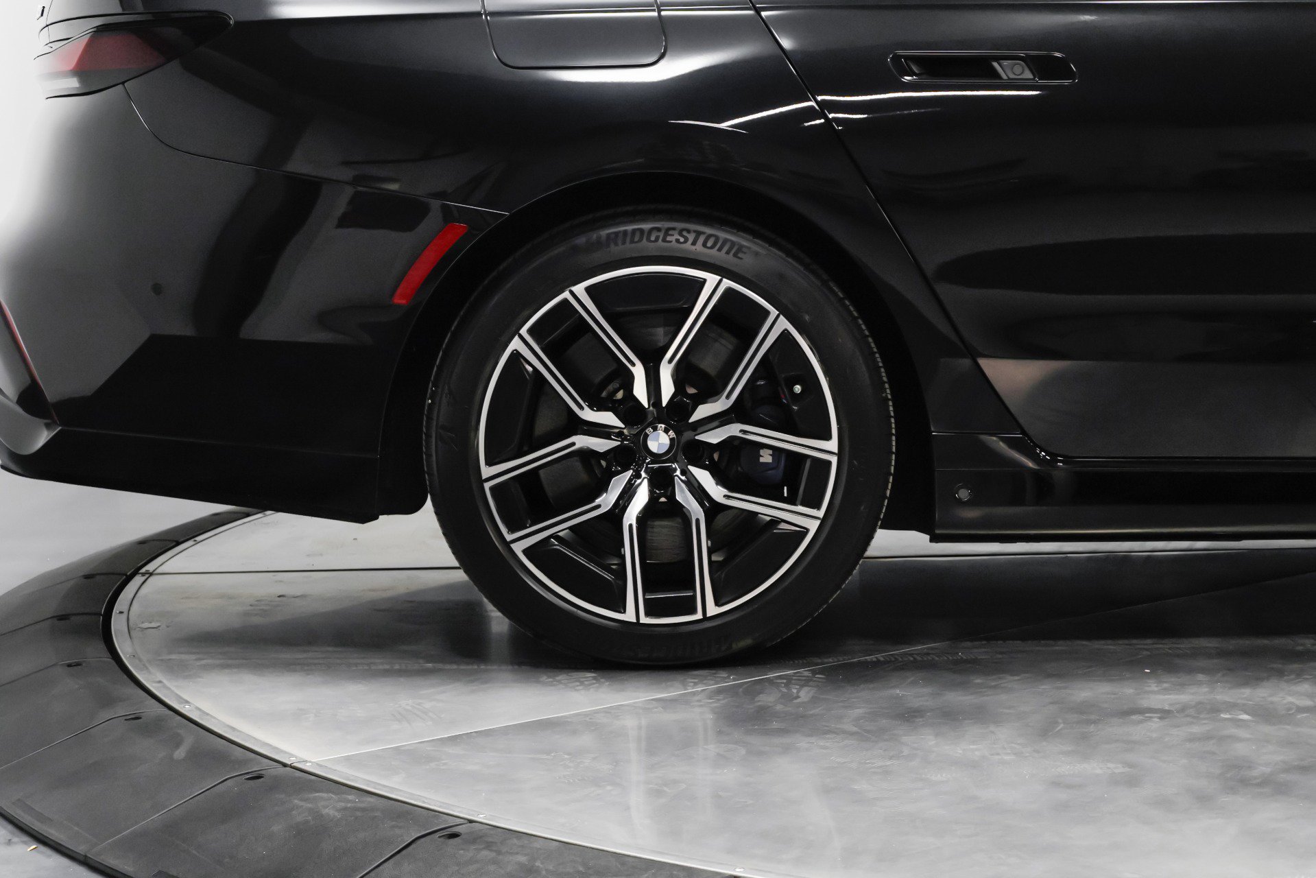 Used 2023 BMW 760i xDrive w/ Executive Package image 18