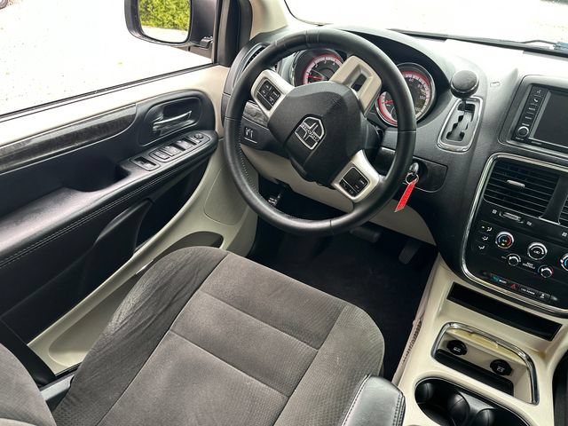 Used 2015 Dodge Grand Caravan SXT w/ UConnect Hands-Free Group FWD image 21