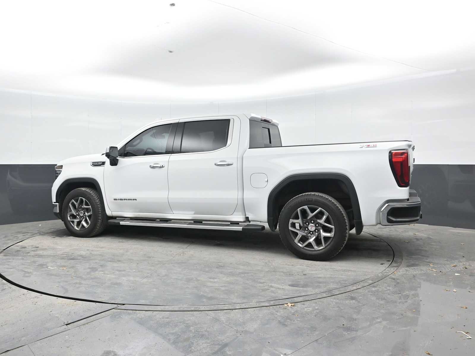 Used 2023 GMC Sierra 1500 SLT w/ SLT Premium Package AWD/4WD image 3