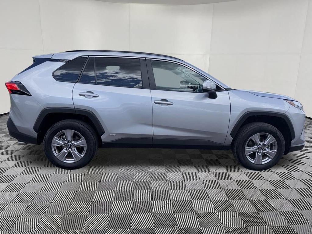 Used 2025 Toyota RAV4 XLE AWD/4WD image 9