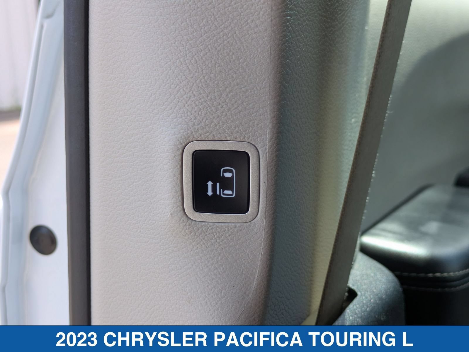 Used 2023 Chrysler Pacifica Touring-L FWD image 28